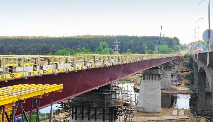 Fallskydd på motorvagsbro över floden_Neries i Litauen