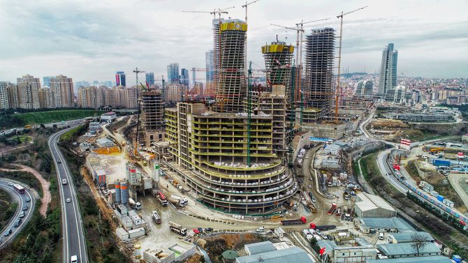 Bygge med SafetyRespects fallskydd i Istanbuls nya finansdistrikt