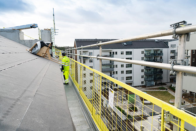 Säker arbetsplattform med fallskydd för fasader och tak